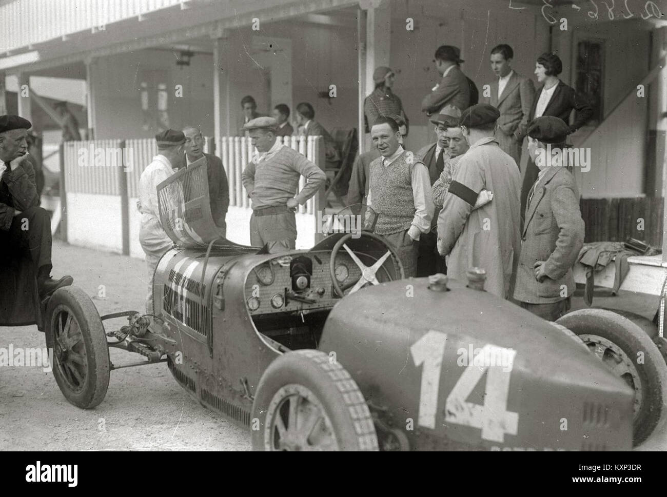 Le circuit de Lasarte accueille une course automobile, documentant les véhicules en mouvement, les caractéristiques de la piste et les activités de sport automobile compétitives. Banque D'Images