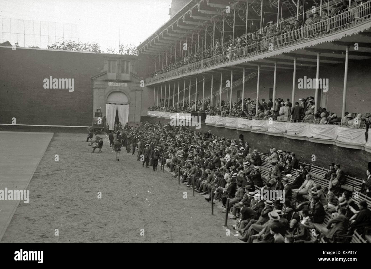 El Rey Alfonso XIII y la Reina Victoria Eugenia asisten al palco del frontón Jai Alai (3 de 3) - Fondo Car-Kutxa Fototeka Banque D'Images