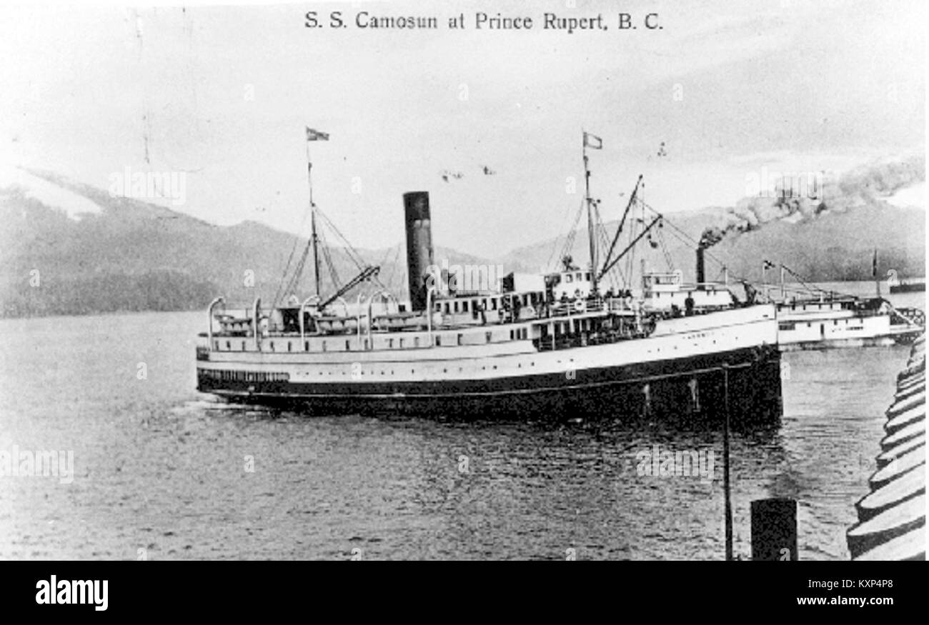 Cette photographie montre les bateaux à vapeur Camosun et Port Simpson amarrés à Prince Rupert, en Colombie-Britannique, mettant en évidence le transport maritime et l'activité portuaire. Banque D'Images