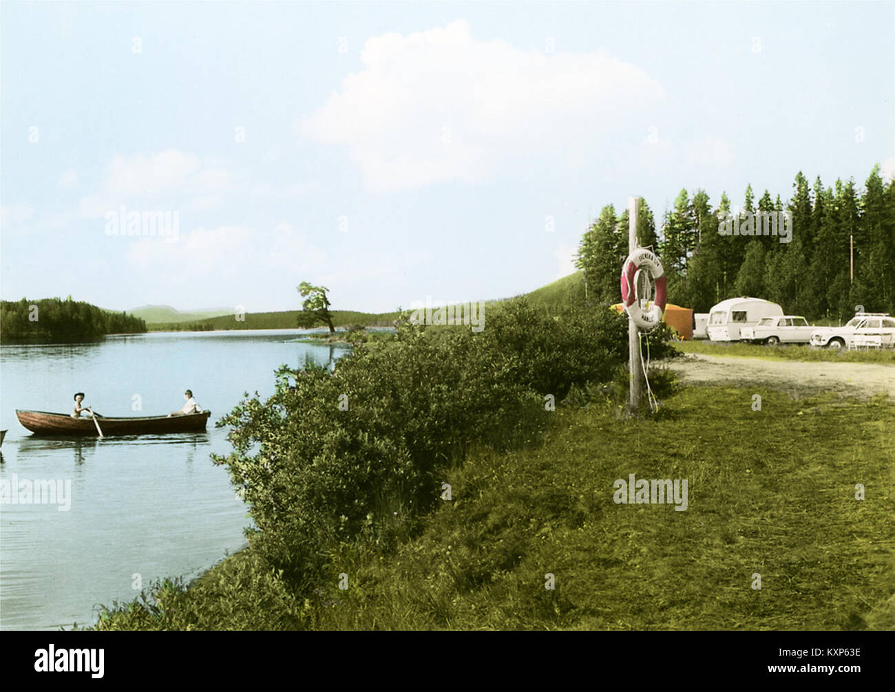 Photographie d'un terrain de camping le long de la rivière Ångermanälven à Åsele, Lappland, Suède, montrant des tentes, un paysage naturel, et à usage récréatif Banque D'Images