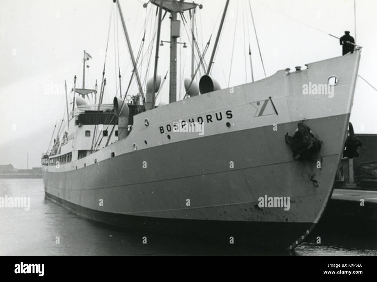 Cette image représente le Bosphore, le détroit naturel qui relie la mer Noire à la mer de Marmara, faisant partie de la frontière entre l'Europe et l'Asie. C'est une voie navigable importante en Turquie, connue pour son importance stratégique et culturelle. Banque D'Images
