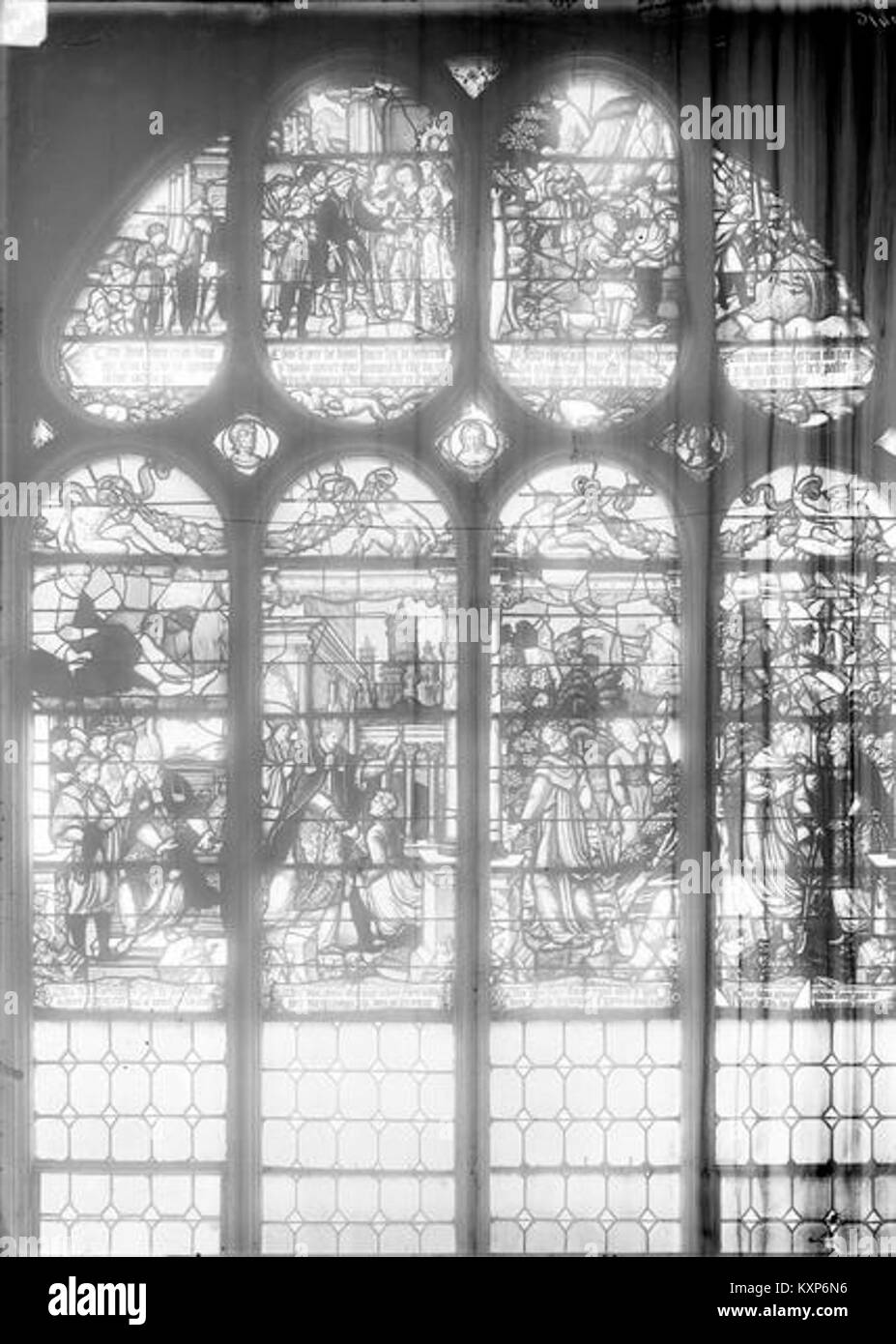 Ce vitrail représente Saint Fiacre à la cathédrale Saint-Maclou de Pontoise, en France, mettant en valeur l'art gothique et l'iconographie religieuse. Banque D'Images