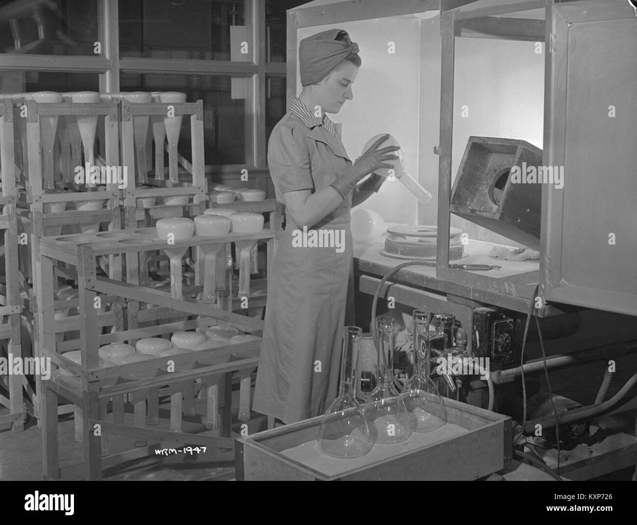 Cette image montre le processus de revêtement des tubes cathodiques (CRT) chez Research Enterprises. Les tubes cathodiques sont des composants essentiels des anciennes technologies de télévision et de moniteur, et le processus de revêtement joue un rôle crucial dans l'amélioration de leur fonctionnalité et de leur longévité. Banque D'Images