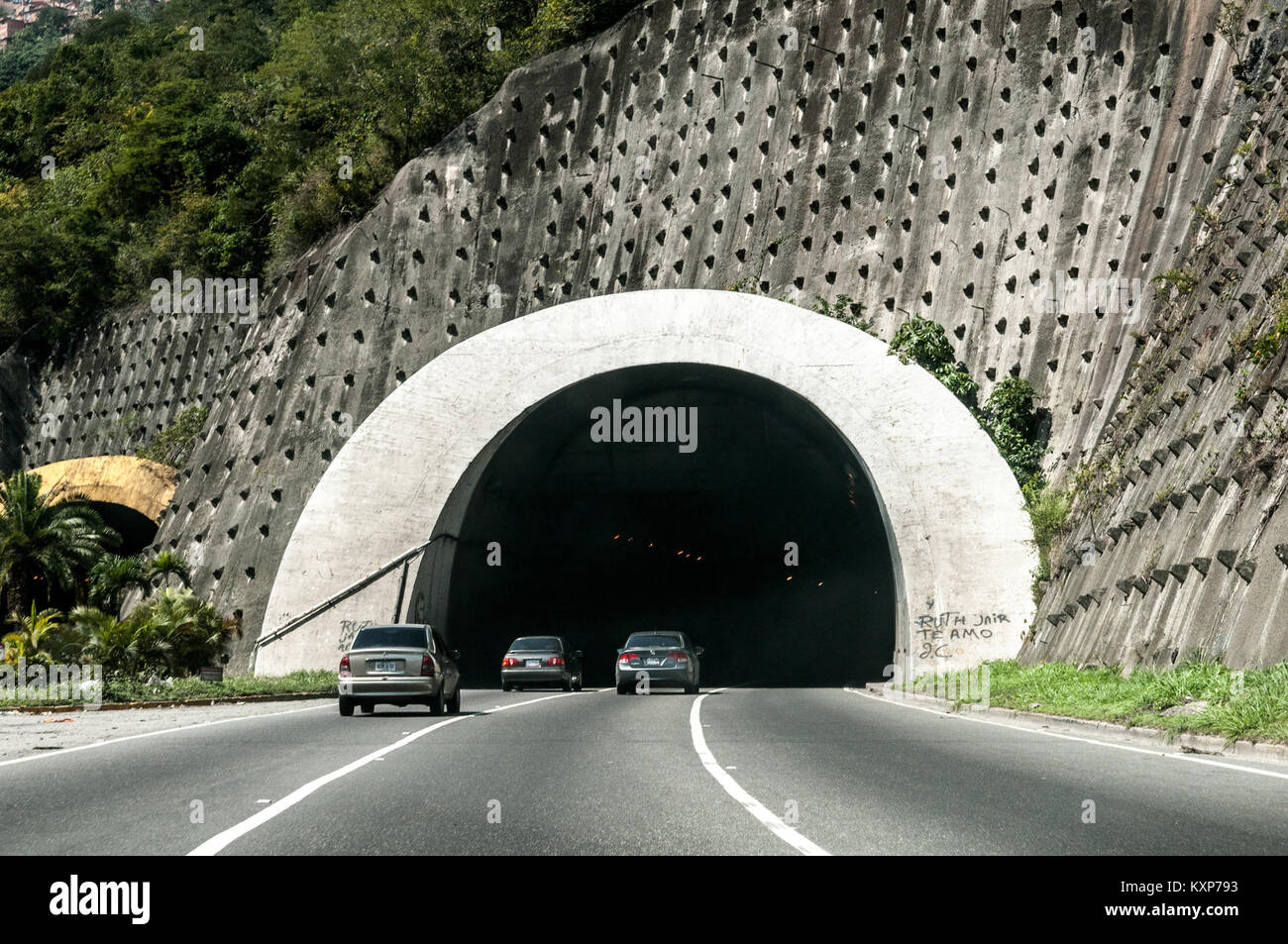 Photographie de boquerones, un apéritif espagnol d'anchois marinés dans du vinaigre, servi dans le cadre de tapas à Caracas, Venezuela, mettant en évidence la fusion culinaire entre la cuisine espagnole et vénézuélienne. Banque D'Images