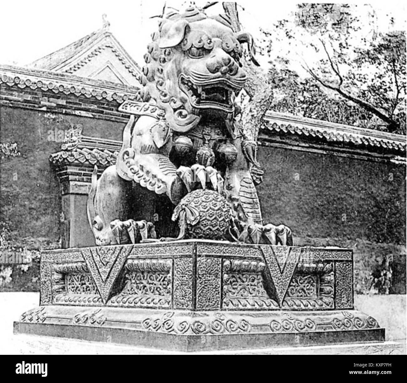 Une sculpture de lion en bronze est positionnée à l'entrée intérieure de Yunghokung, illustrant la décoration architecturale et l'art symbolique dans le complexe du temple. Banque D'Images