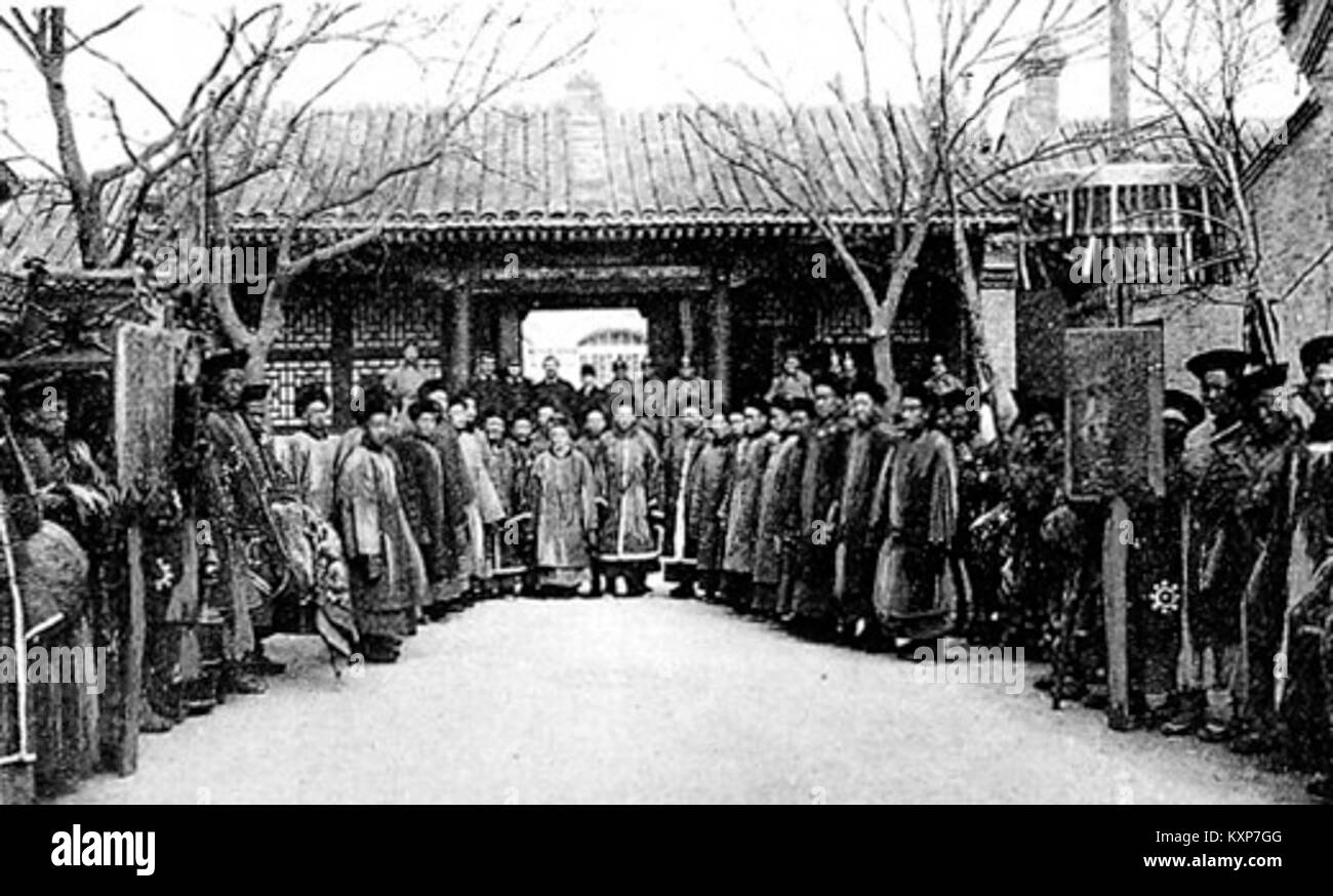 Cette image montre une délégation de prêtres lamas présentant des cadeaux. Il reflète les pratiques culturelles traditionnelles de certaines communautés bouddhistes, où les chefs religieux offrent des objets symboliques lors d'occasions officielles. Banque D'Images