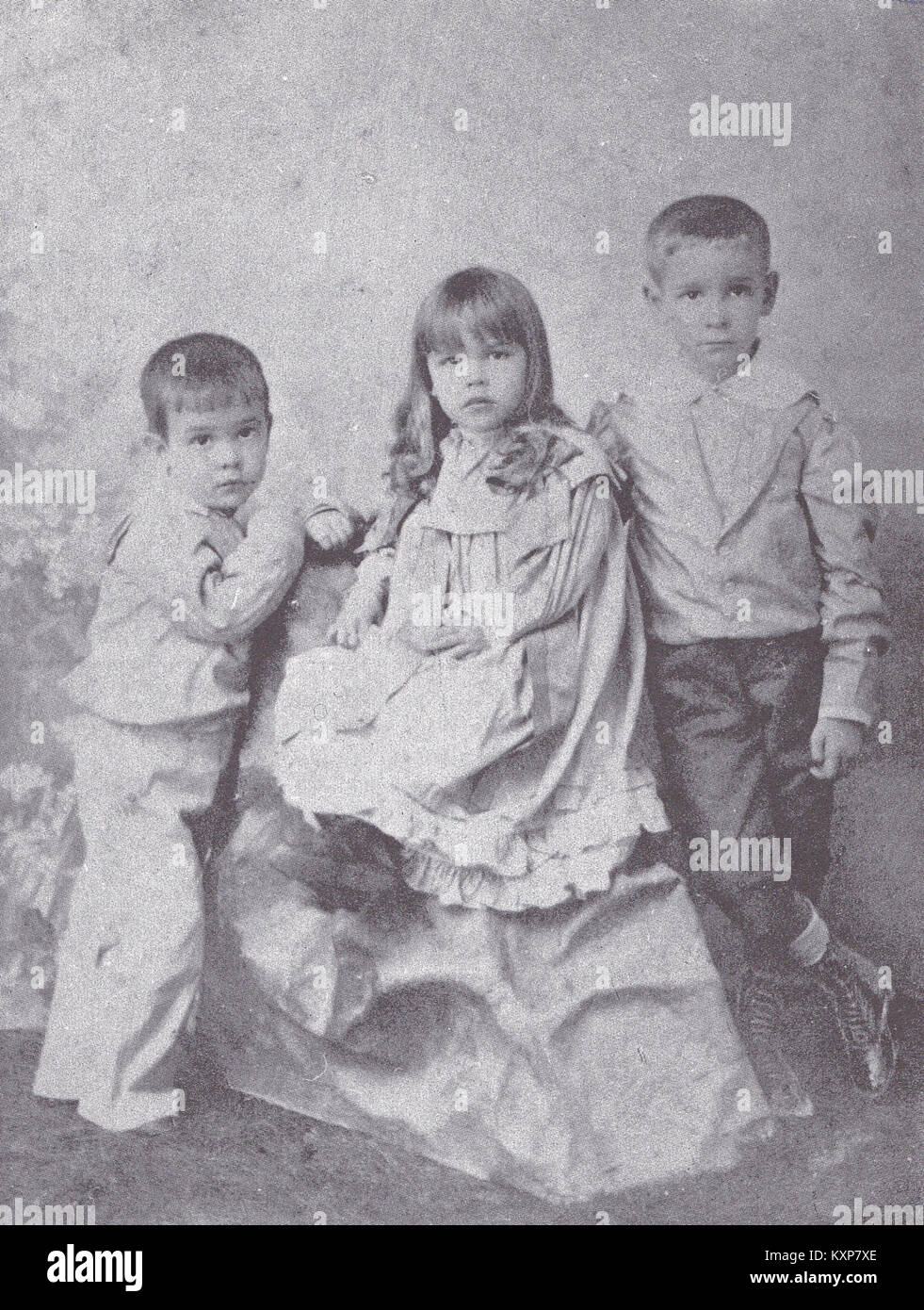 Une photographie historique montre Caridad Mercader avec ses frères et sœurs autour de 1895, comme référencé dans 'Ramón Mercader, mi hermano' de Luis Mercader et Germán Sánchez, soulignant l'histoire de la famille. Banque D'Images