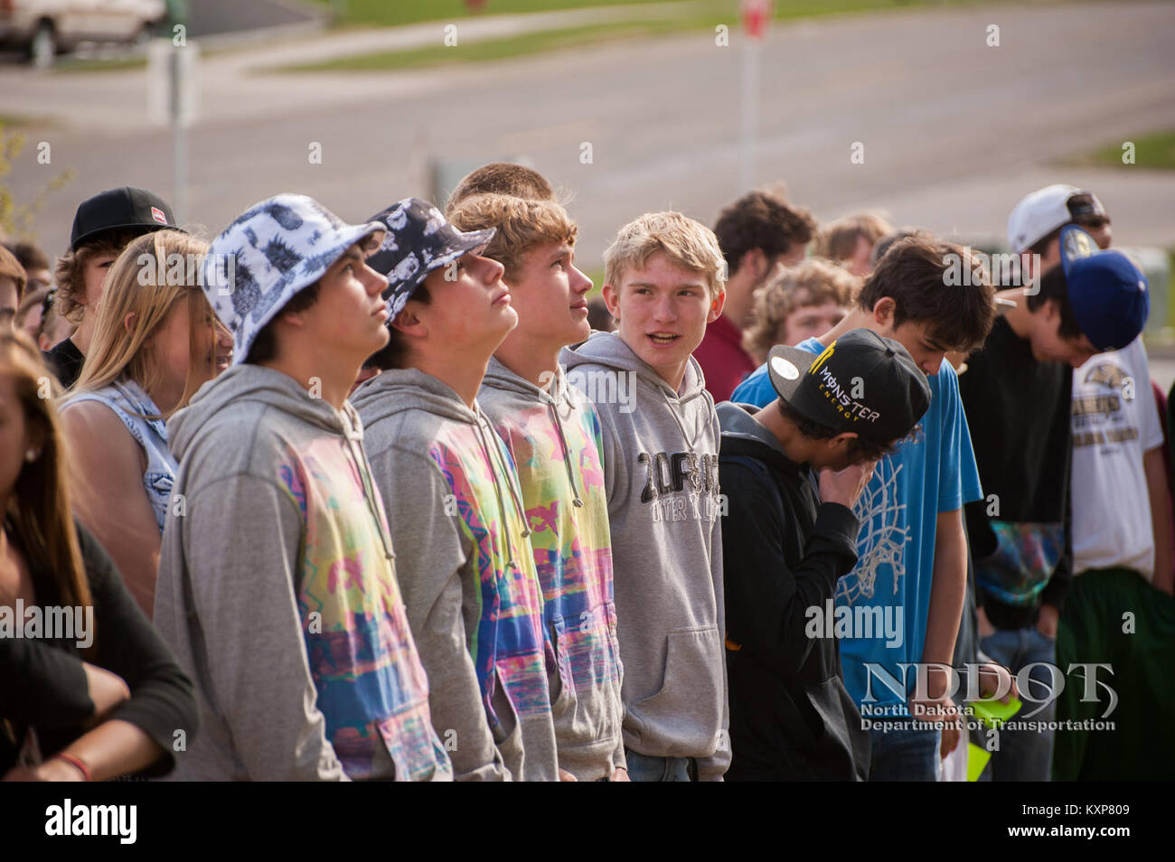Référence à des études ou à des règlements concernant les accidents de la route et la sécurité routière, en mettant l'accent sur les protocoles et les systèmes d'intervention et de prévention des accidents. Banque D'Images
