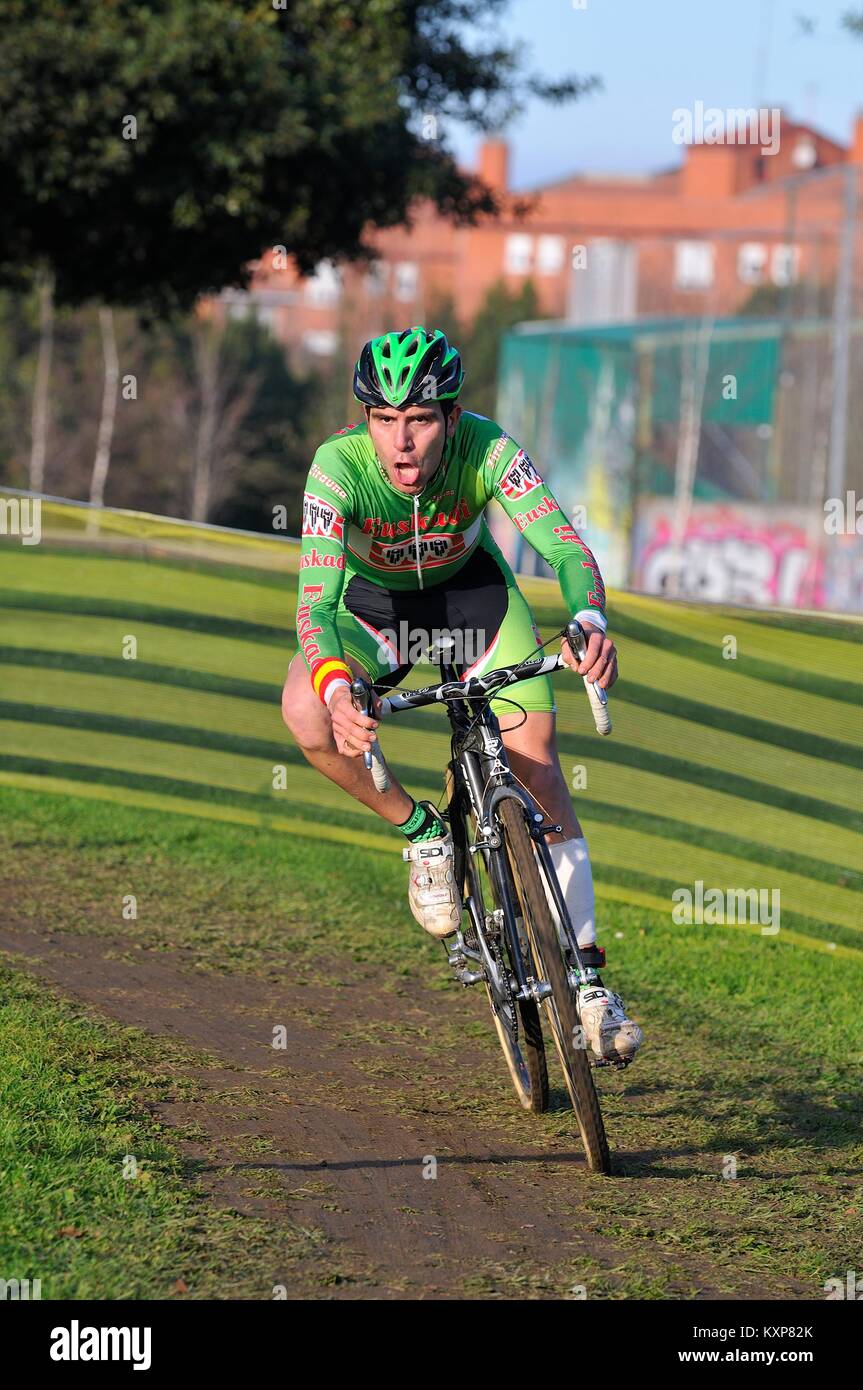 GIJON, ESPAGNE - 9 janvier : Championnats Cyclocross Espagne en janvier 9, 2015 à Gijon, Espagne. Le cycliste Juan Jose Romero Muñoz de l'Euskadi team en rel Banque D'Images