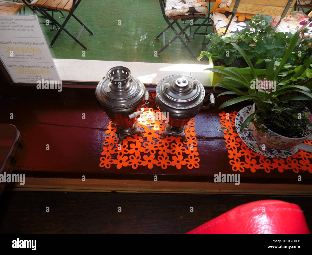 Plaque en céramique de Bolesławiec, Pologne, avec motif AB. 042—un dessin d'yeux stylisés avec des points blancs sur un fond bleu foncé. Produit par Zakłady Ceramiczne Bolesławiec, connu pour ses grès peints à la main de haute qualité. Cette pièce illustre l'artisanat céramique de la région. Banque D'Images