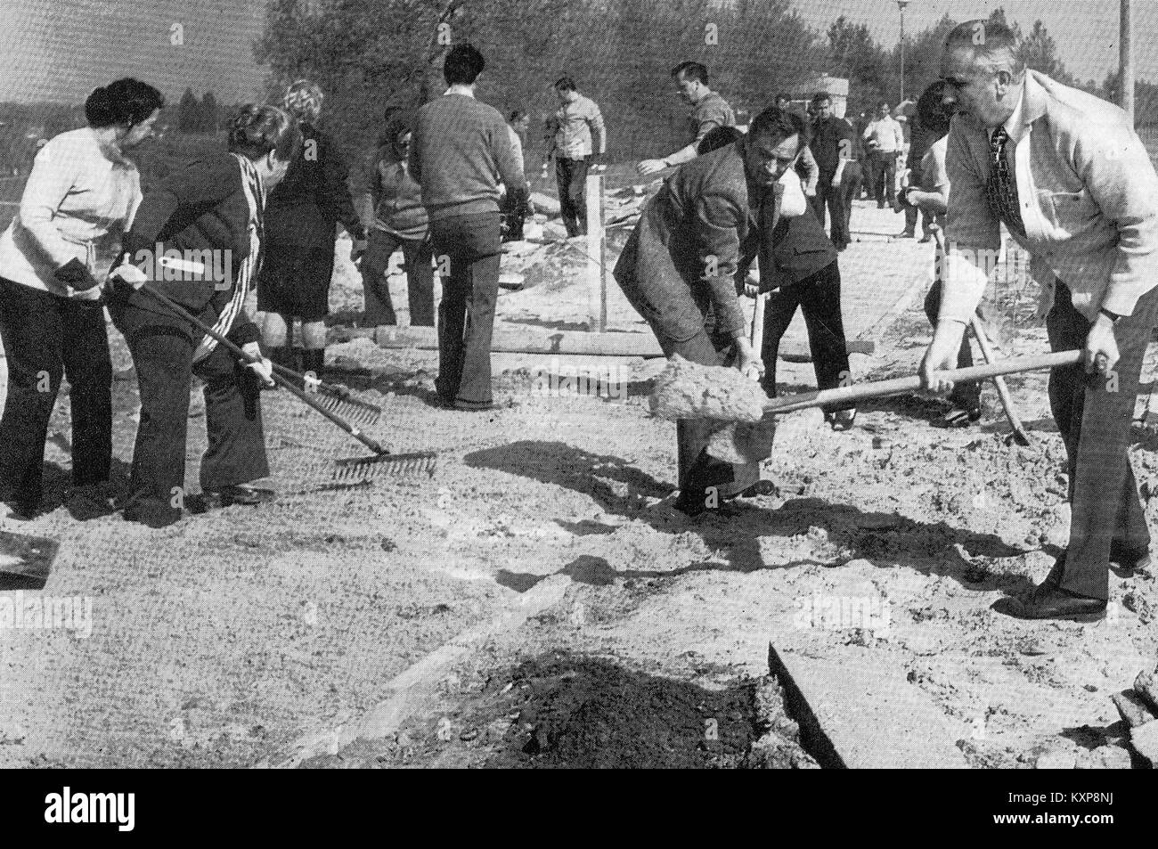 Cette image de 1974 montre Edward Gierek, secrétaire général du Parti Uni des travailleurs polonais, lors d'un événement de la fête. La photographie reflète son leadership et son importance politique à l'époque communiste en Pologne. Banque D'Images