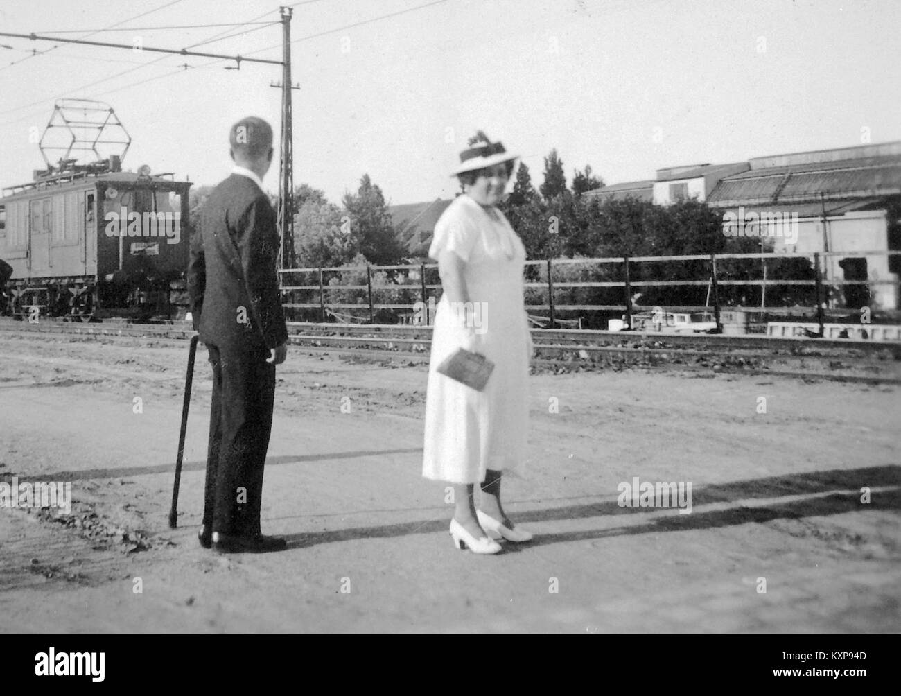 La photographie montre Szentendrei HÉV dans le 3ème arrondissement de Budapest, avec un chantier naval visible en arrière-plan, illustrant les infrastructures de transport public et l'industrie urbaine. Banque D'Images