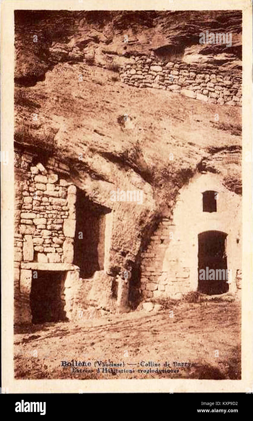 La maison troglodyte de Bollène dans le village de Barry est une structure historique sculptée dans la roche. Il reflète le mode de vie ancien dans cette région, où les maisons ont été construites dans des grottes naturelles, offrant un aperçu des conditions de vie préhistoriques. Banque D'Images