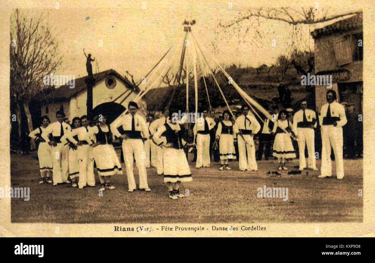 L'image représente la danse du ruban à Rians, un événement culturel traditionnel mettant en vedette des spectacles folkloriques, la participation communautaire et la célébration du patrimoine régional. Banque D'Images