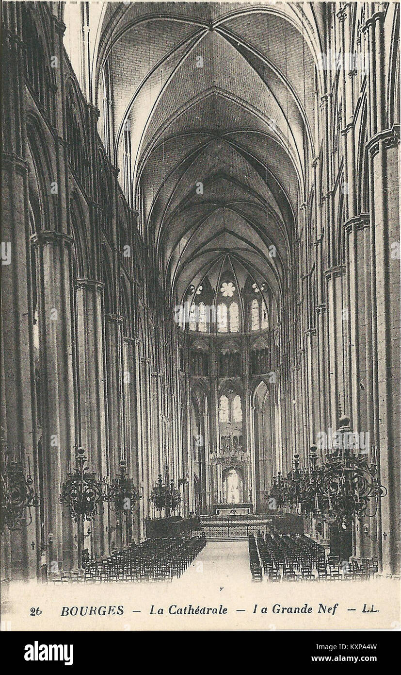 Carte postale de la grande nef de la cathédrale de Bourges en France, mettant en valeur sa grande architecture gothique et son intérieur détaillé. Banque D'Images Carte postale de la grande nef de la cathédrale de Bourges en France, mettant en valeur sa grande architecture gothique et son intérieur détaillé. Banque D'Images