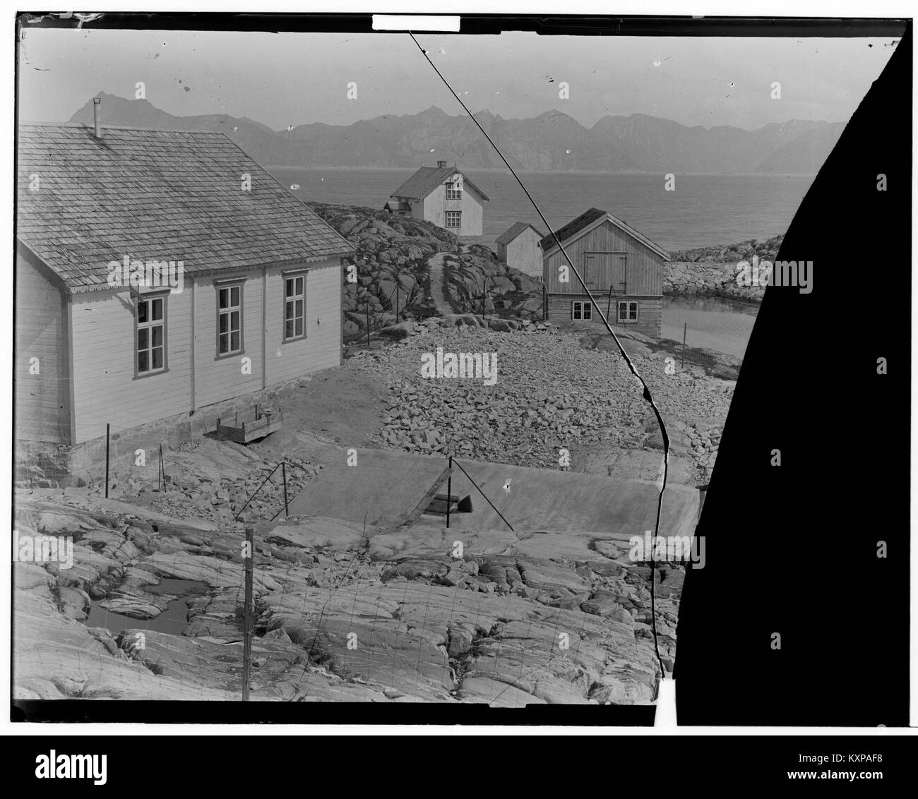 Photographie d'un brønnanlegg (construction de puits) à Holmenvær, Tromsø amt, Norvège, illustrant l'architecture traditionnelle norvégienne. Banque D'Images