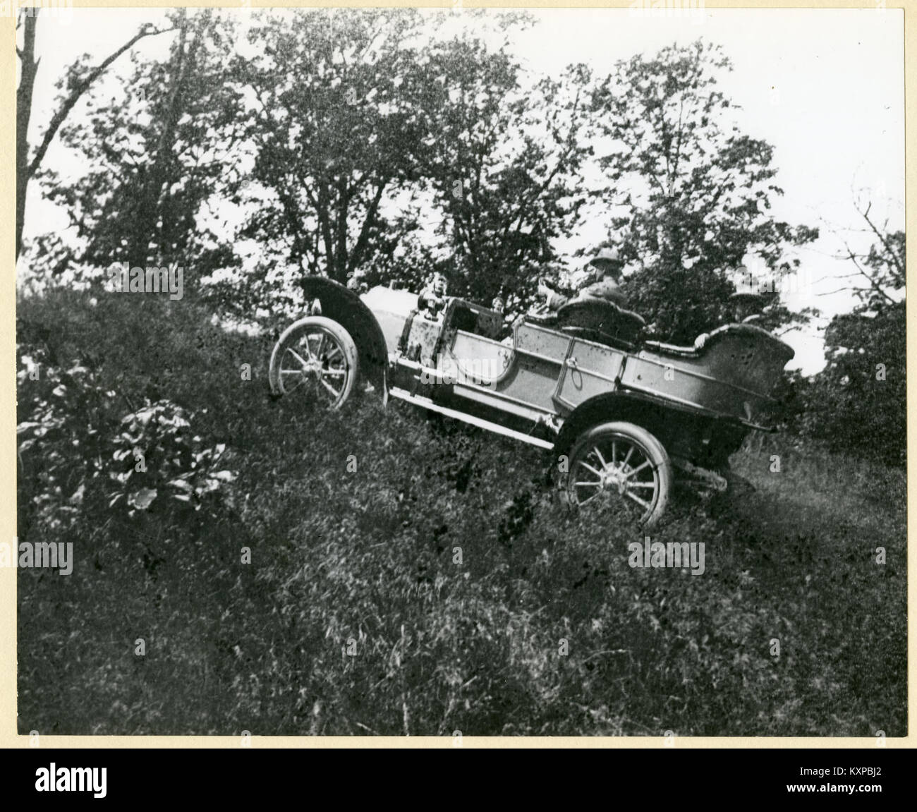 C.J. Corkill, Directeur des ventes de l'ouest d'Olds Motor Works, à la conduite d'une Oldsmobile 1907 jusqu'à 20 % de grade à Forest Park Banque D'Images