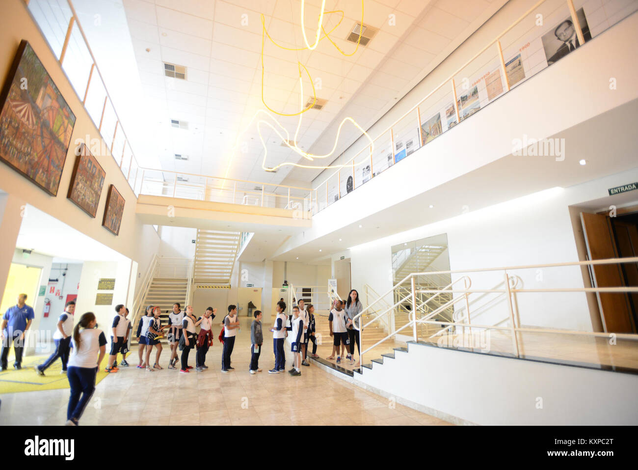 Photographie documentant la cérémonie de clôture du concours littéraire Carlos Gomes, montrant les participants et les prix d'un événement culturel. Banque D'Images