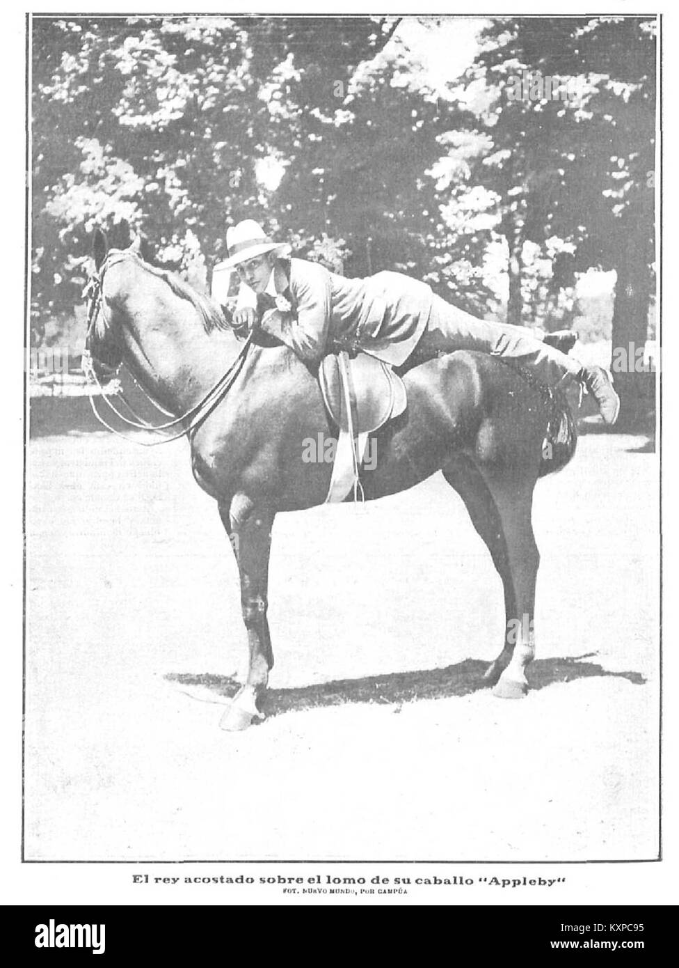 Cette photographie de 1906 d'Appleby montre un roi à cheval, illustrant l'apparence royale, l'activité équestre et la monarchie européenne du début du XXe siècle. Banque D'Images