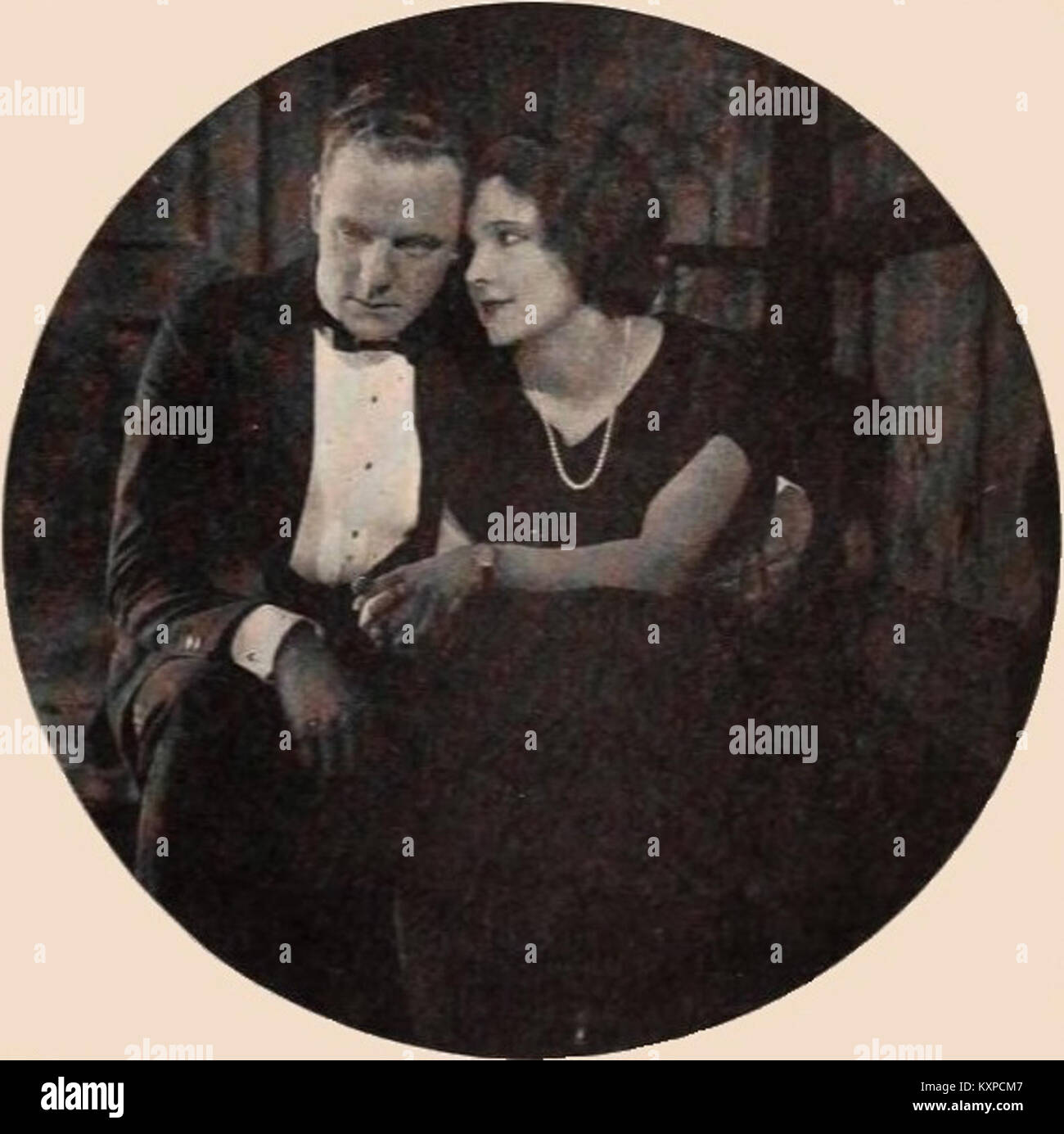 Photo promotionnelle pour le film de 1921 'East Lynne', illustrant les personnages, costumes et composition de scène de ce drame de l'ère muet. Banque D'Images