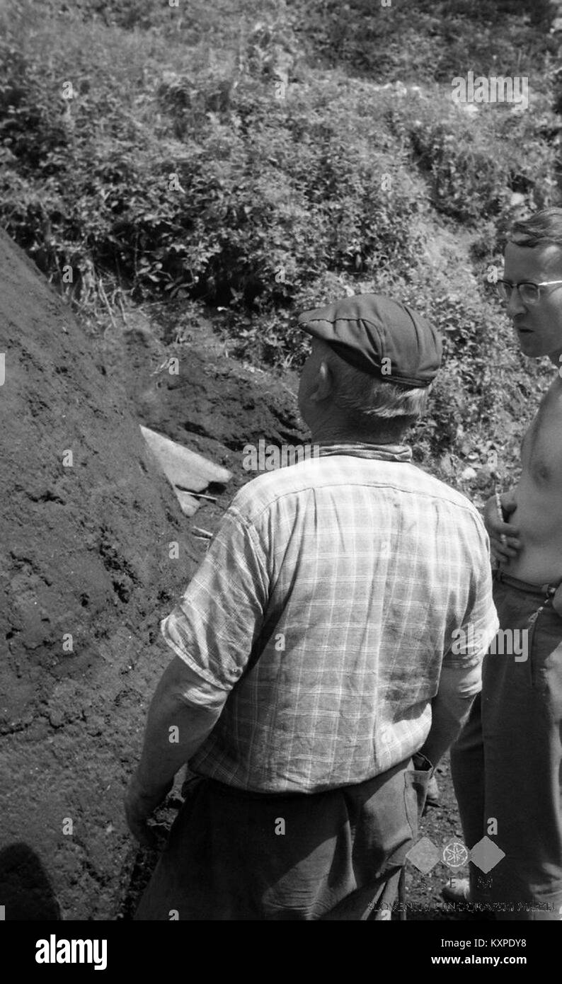 Cette image fait référence à une conversation sur une mine de charbon en feu dans la vallée de Dravinjska, en Boharina, en 1963. Le contexte historique se rapporte au développement industriel ou aux conditions de travail pendant cette période. Banque D'Images