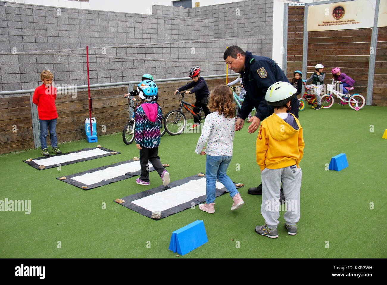 Portugal, Algarve, Monchique. Circa 19 mars 2015. La police GNR portugais donnant des leçons de sécurité routière à l'école des enfants dans une cour d'école. Banque D'Images