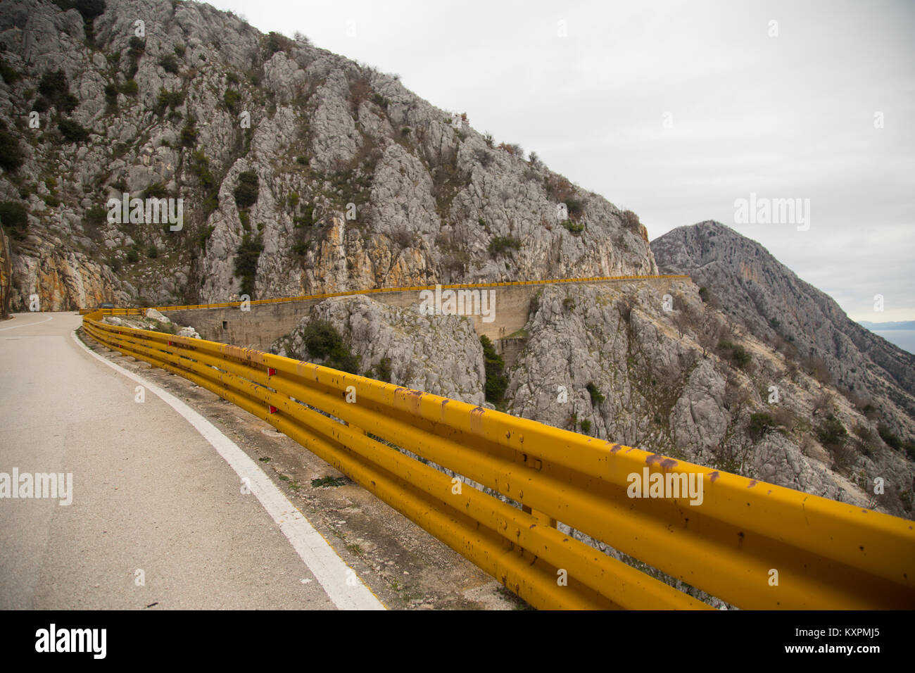 Autoroute de l'Adriatique, la route européenne E65, avec ses barrières de circulation jaune près de Podgora en Croatie Banque D'Images