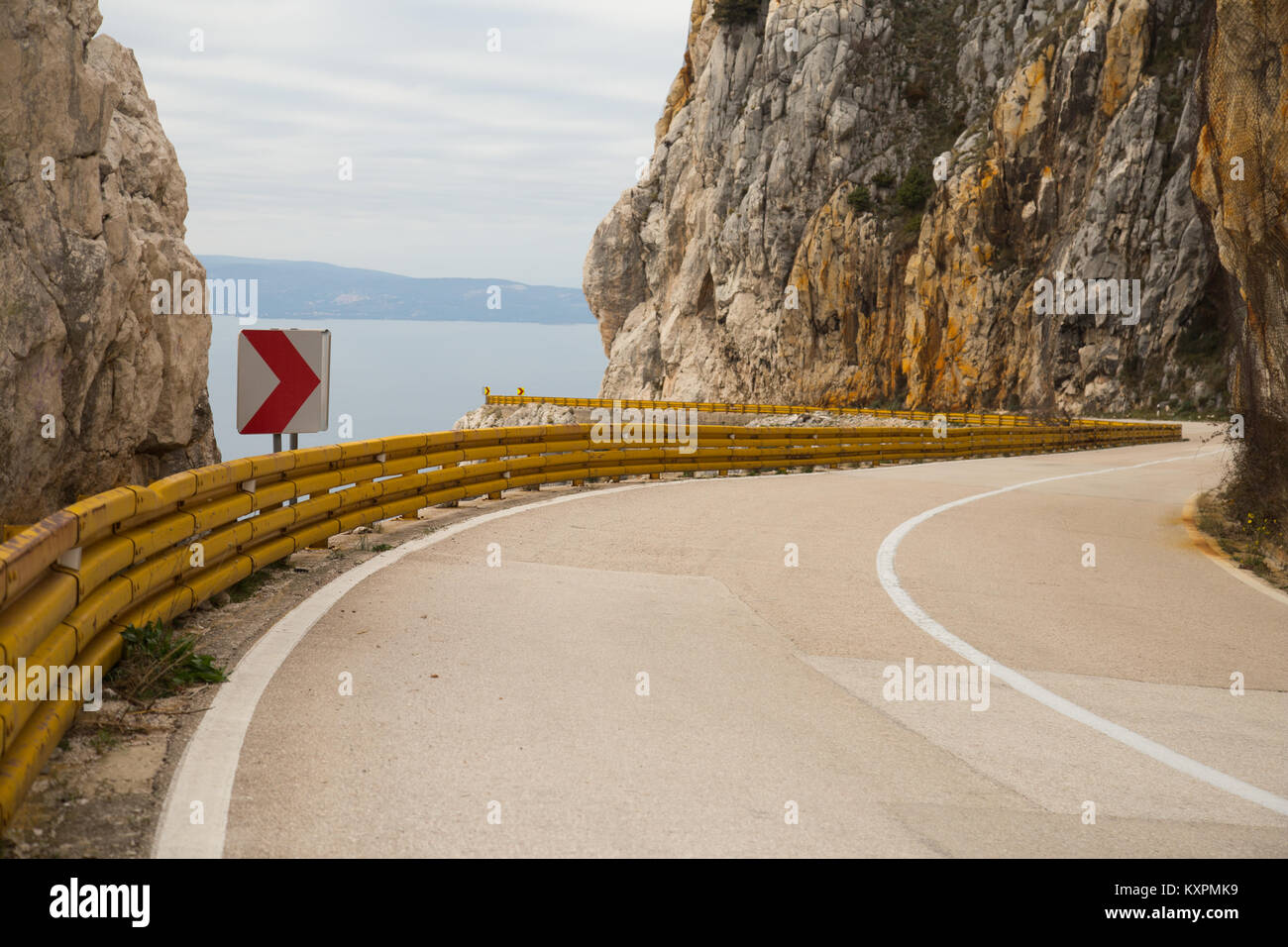 Autoroute de l'Adriatique, la route européenne E65, avec ses barrières de circulation jaune près de Podgora en Croatie Banque D'Images