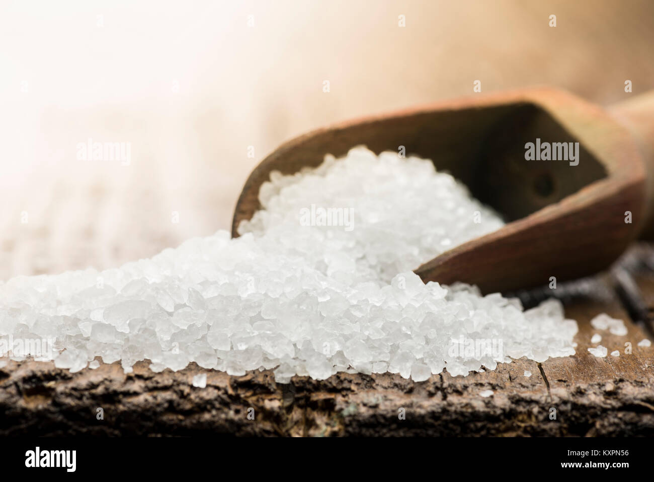 Pelle à sel en bois blanc sur la table Banque D'Images