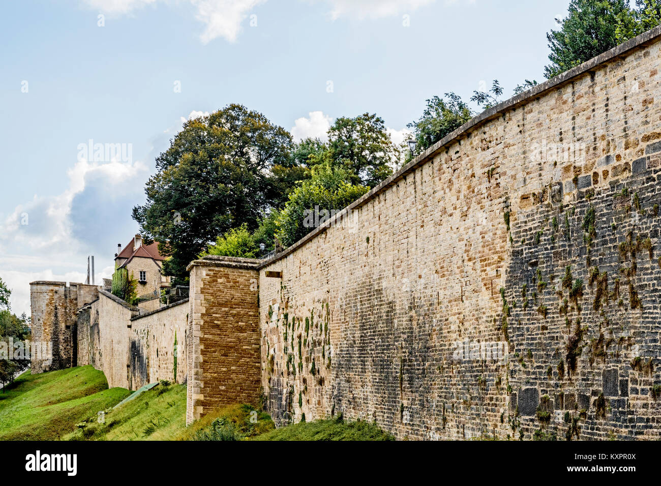 Langres (Lorraine, France) : les murs de la ville ; Langres (Lothringen, Frankreich) : Stadtmauer Banque D'Images