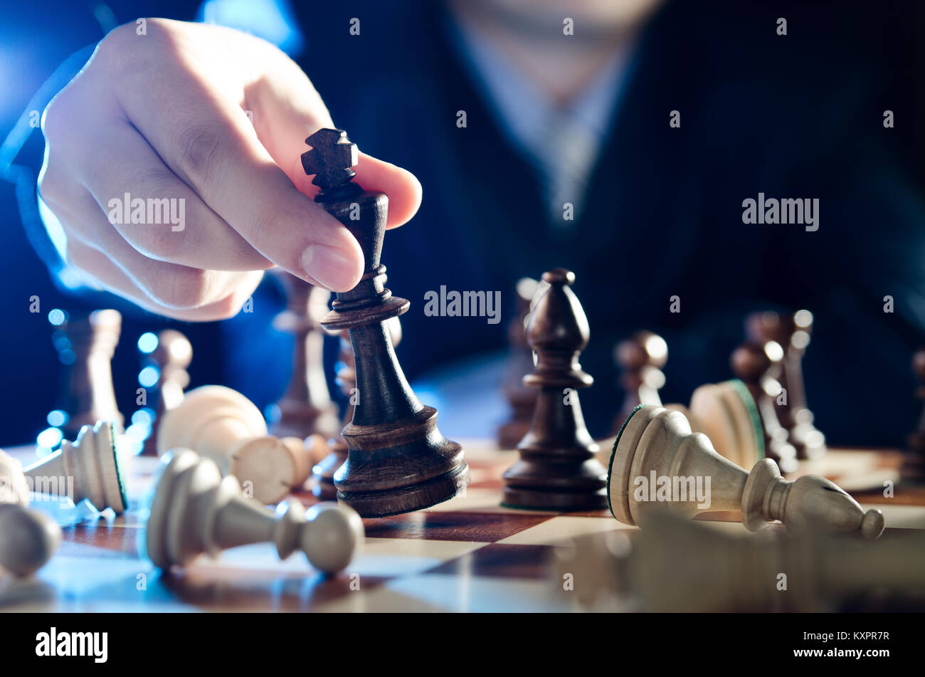 La stratégie de l'entreprise financière d'échecs concept. Chef d'équipe holding chess piece. Banque D'Images