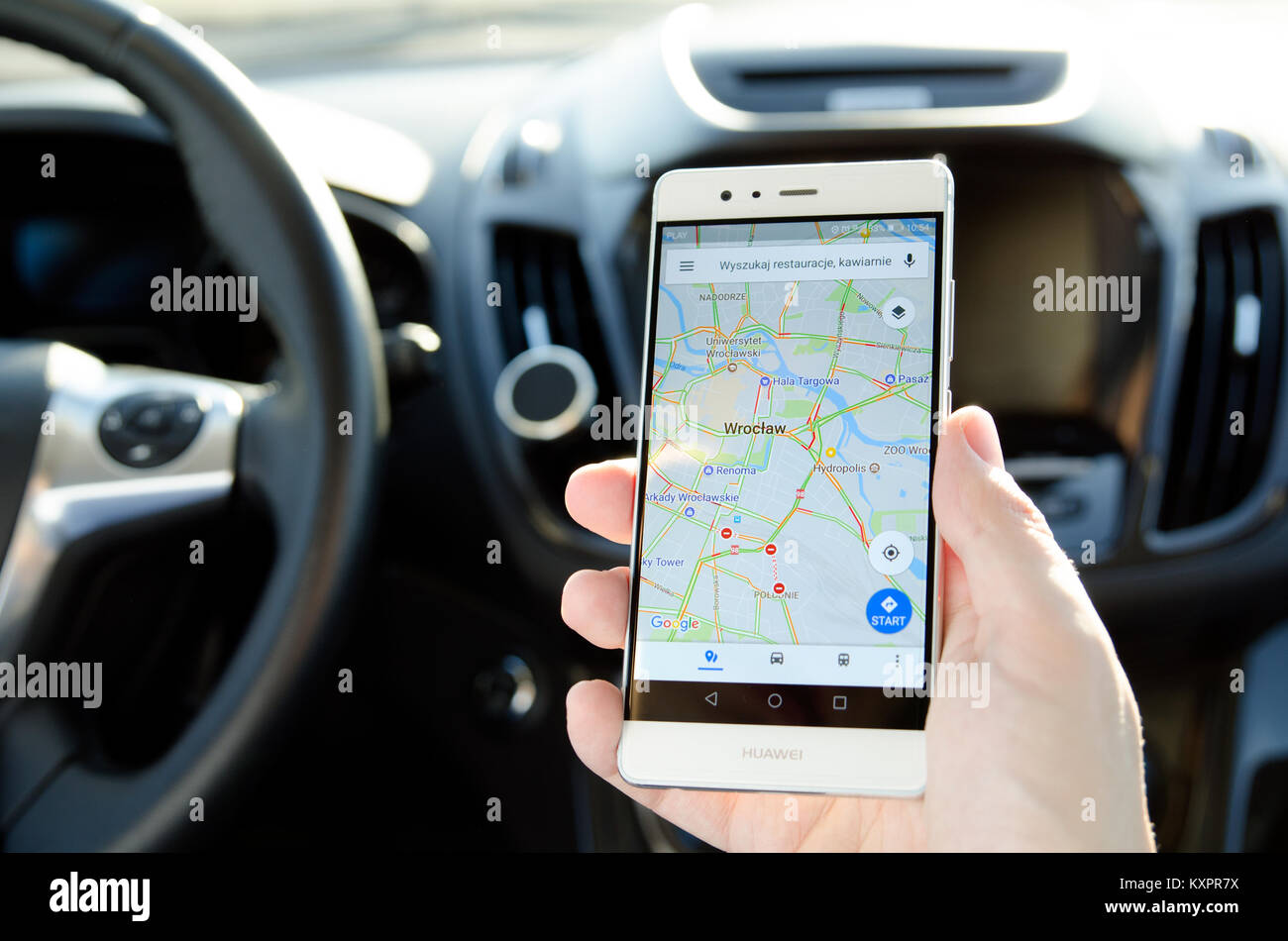 WROCLAW, Pologne - 13 déc 2017 : Google Maps est l'application mobile de navigation populaires en Pologne Banque D'Images