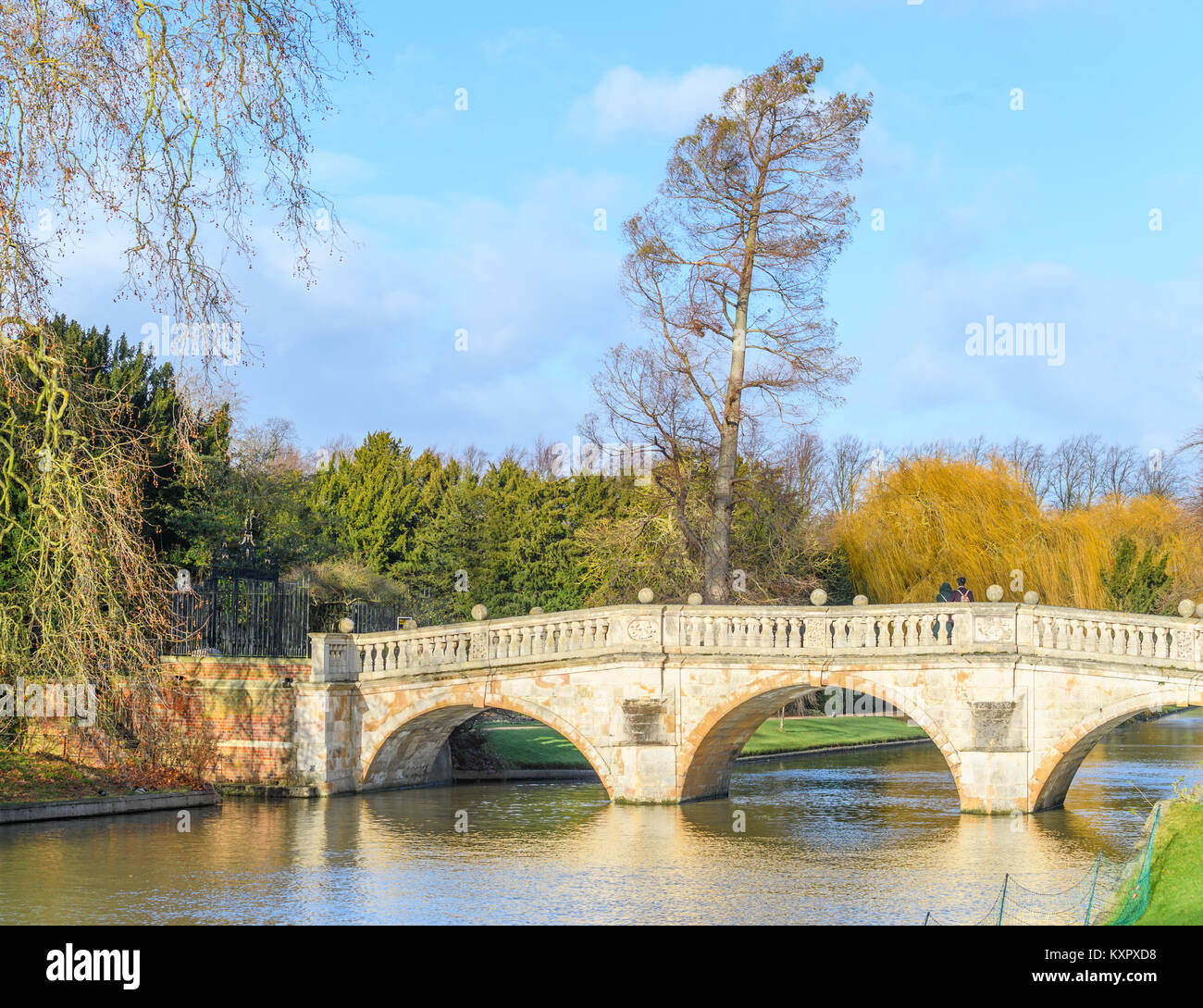 Clare pont sur la rivière Cam à Cambridge, Angleterre sous le soleil, journée d'hiver. Banque D'Images