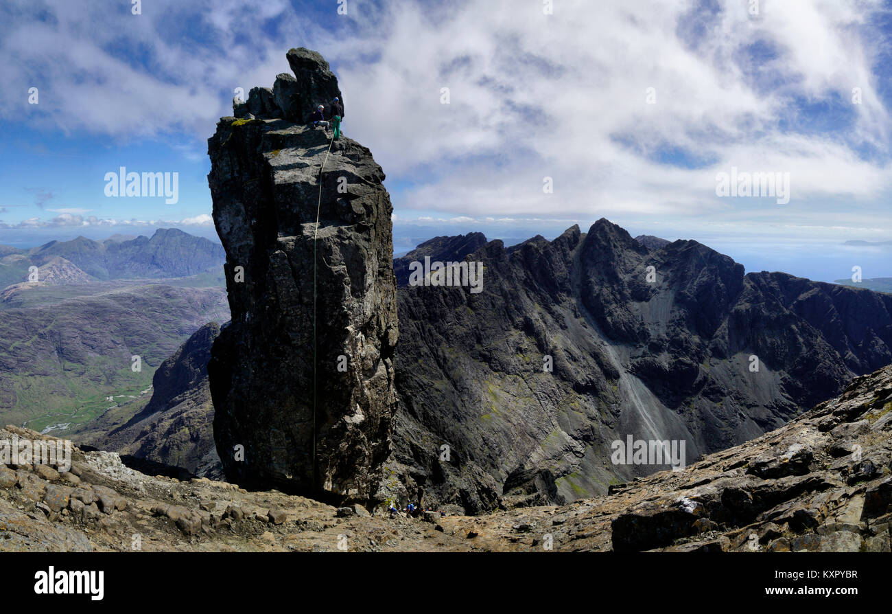 Alpinistes sur Sgurr Dearg (l'Inaccessible Pinnacle) Banque D'Images
