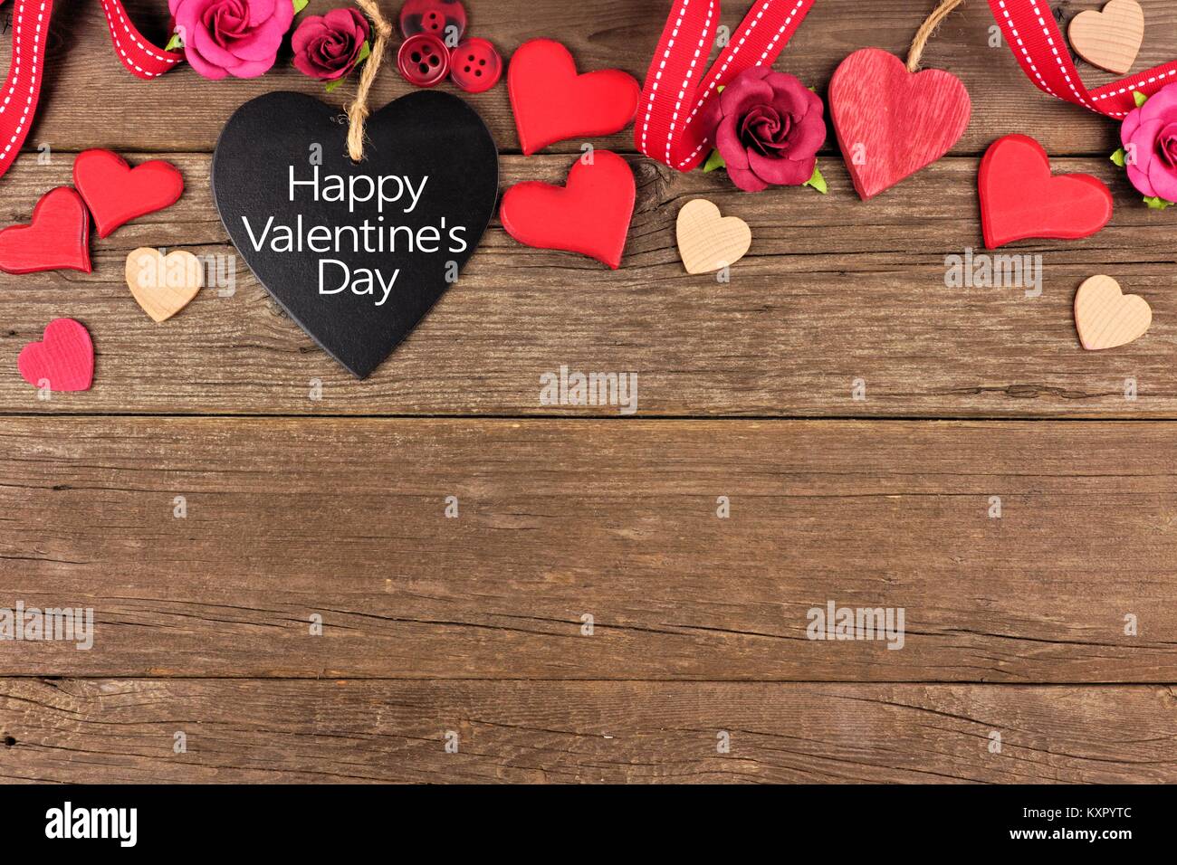 Happy Valentines Day Note Happy Valentines Day Message Sur Un Tableau Noir En Forme De Coeur Tag Avec  Ruban Et Coeur Frontière Contre Un Arrière-Plan En Bois Rustique Photo  Stock - Alamy