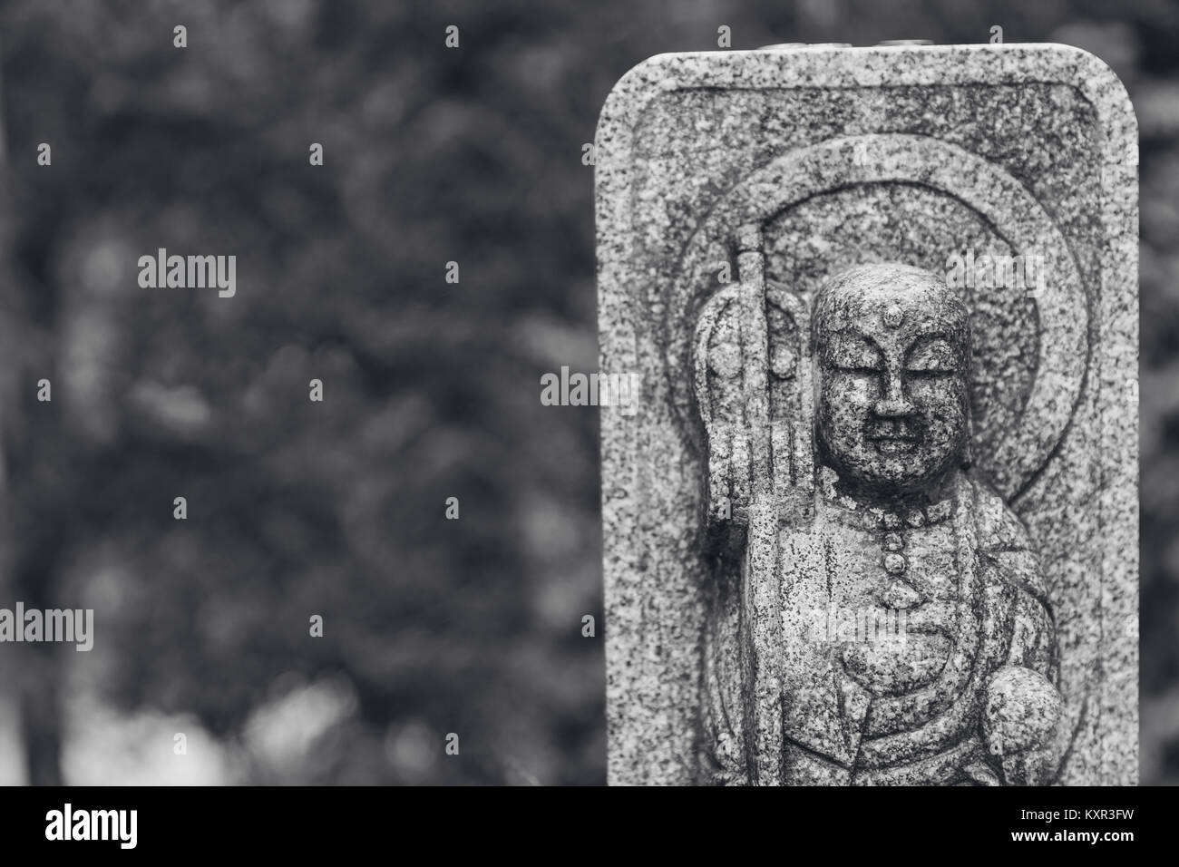 Statue de Bouddha en pierre japonais noir et blanc Banque D'Images