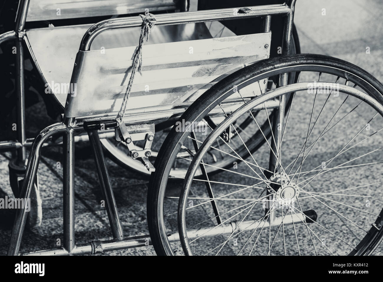 Libre partie de ton fauteuil roulant Vintage pour réaliser risque d'arrière-plan. concept d'accident Banque D'Images