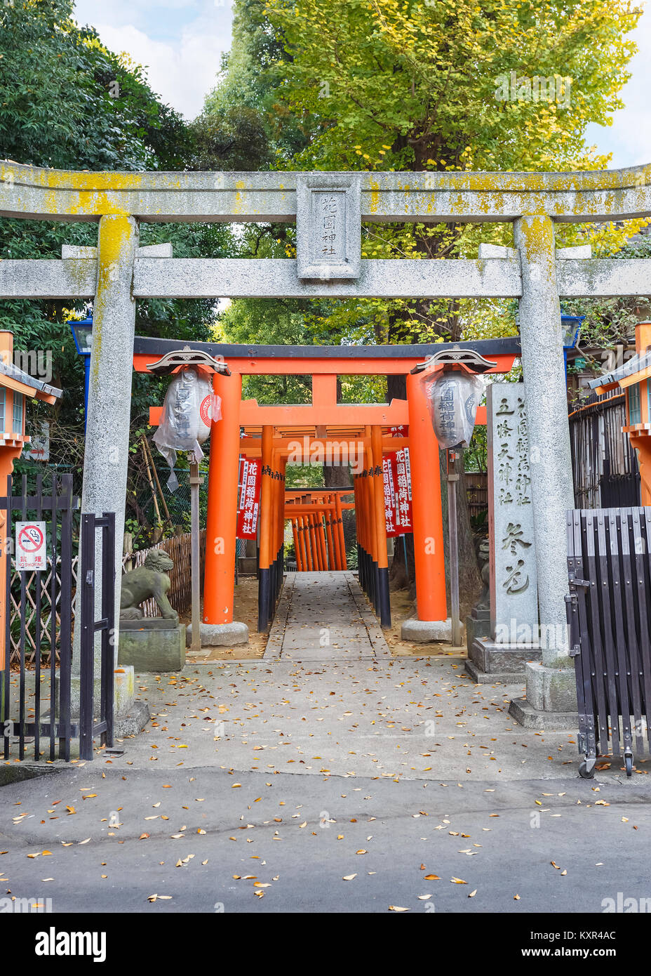 Inari Hanazono à Ueno Park à Tokyo TOKYO, JAPON - 25 novembre : Inari Hanazono Shrine à Tokyo, Japon le 25 novembre 2013. Reconstruit en 1873 b Banque D'Images