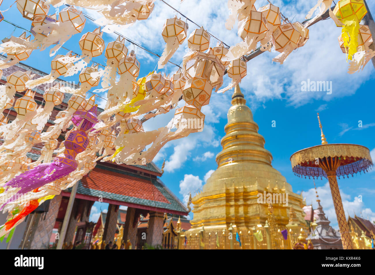 Lanterne en papier avec golden pagoda festival historique au Wat Phra That Hariphunchai Lamphun Thaïlande Banque D'Images
