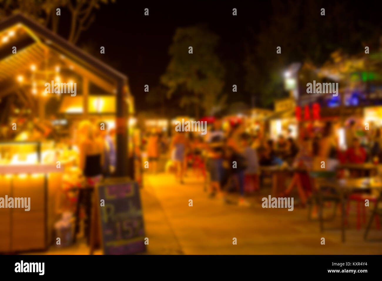 Extérieur Nuit rue flou la nourriture et la bière de l'espace pour se détendre et se détendre et écouter de la musique pour le fond Banque D'Images