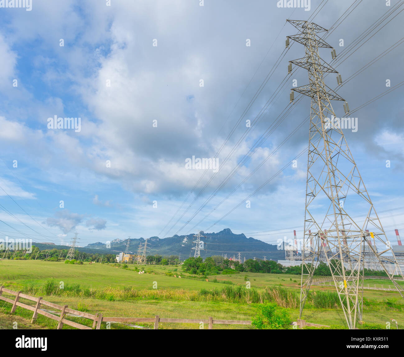Centrale avec l'électricité à haute tension ligne électrique ciel bleu vue sur la campagne à Maemoh Lampang Thaïlande. Banque D'Images