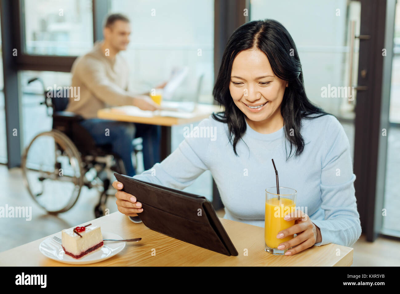 Smiling woman using her tablet Banque D'Images