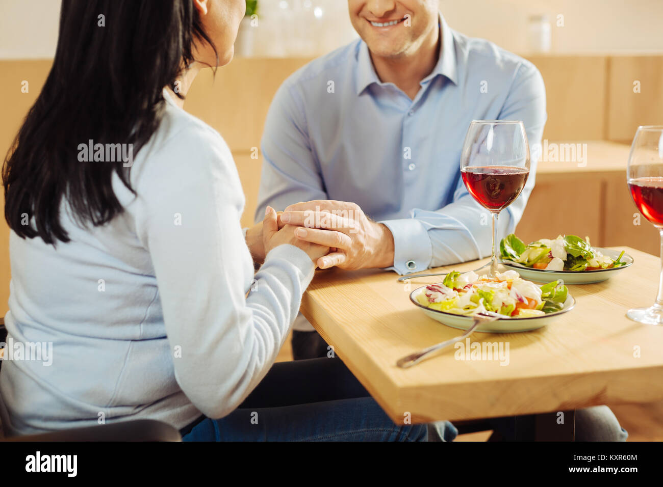 Aimer l'homme et la femme ayant dîner romantique Banque D'Images