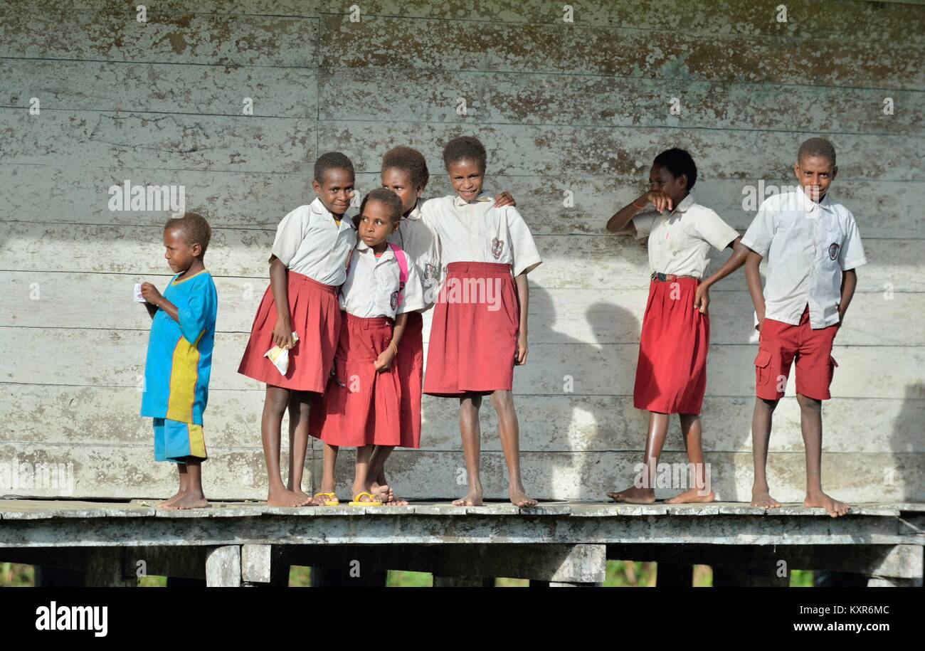 Écoliers en uniforme. Petit village de la tribu Asmat. Guinée 23 Mai, 2016. Banque D'Images