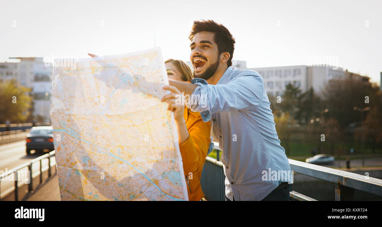 Heureux les touristes voyageant et souriant Banque D'Images