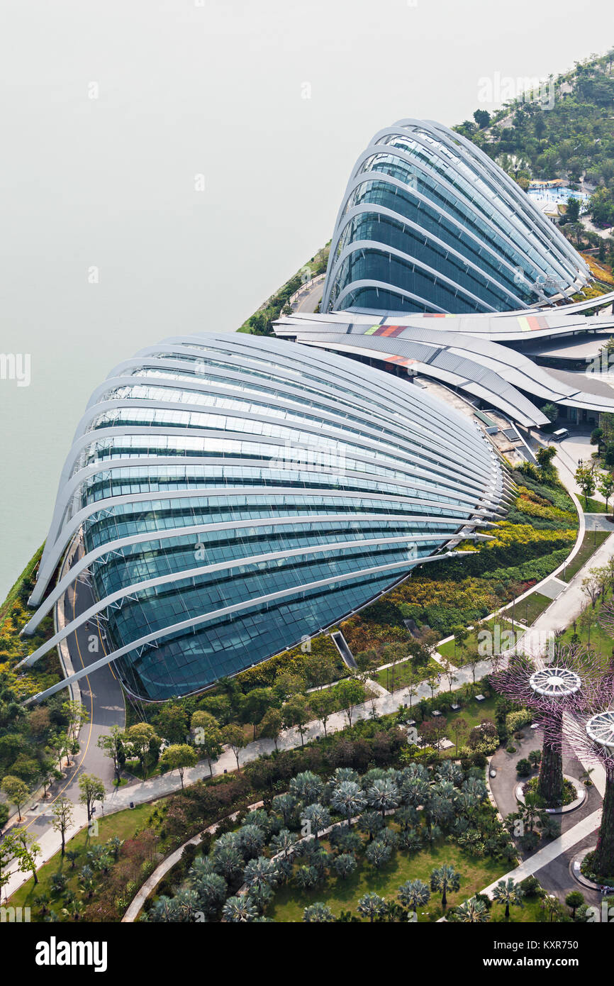 Singapour - le 18 octobre 2014 : Dôme de fleurs à Marina Bay Garden au coucher du soleil. Banque D'Images