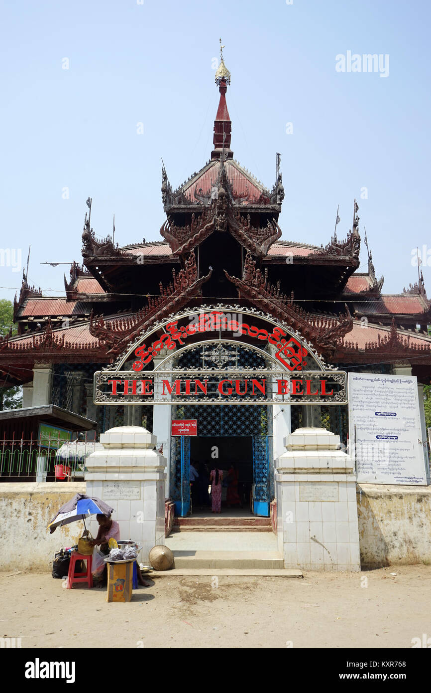 MANDALAY, MYANMAR - CIRCA AVRIL 2017 Temple avec cloche de Mingun Banque D'Images