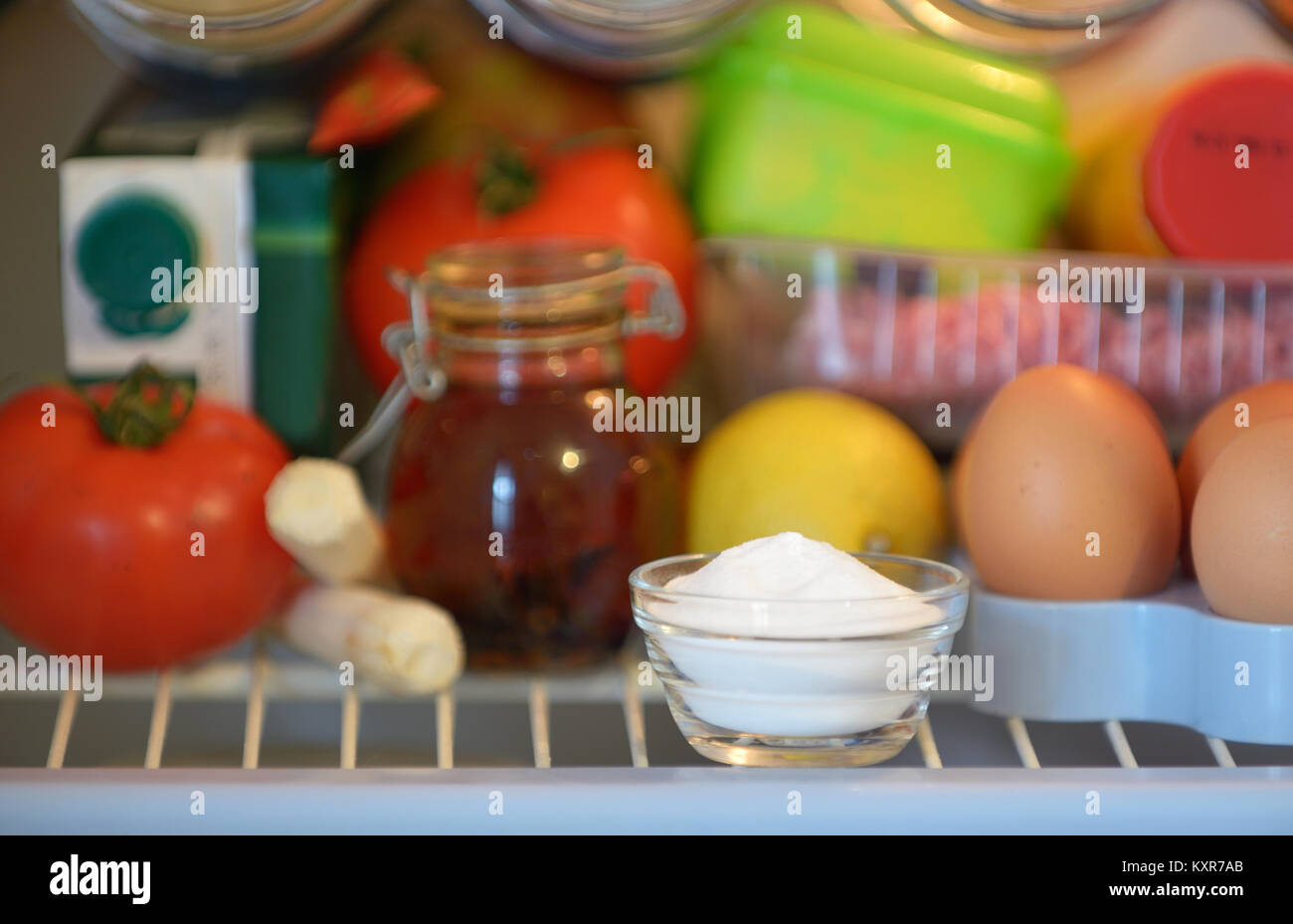 Le bicarbonate de sodium à l'intérieur du réfrigérateur, gros plan Banque D'Images