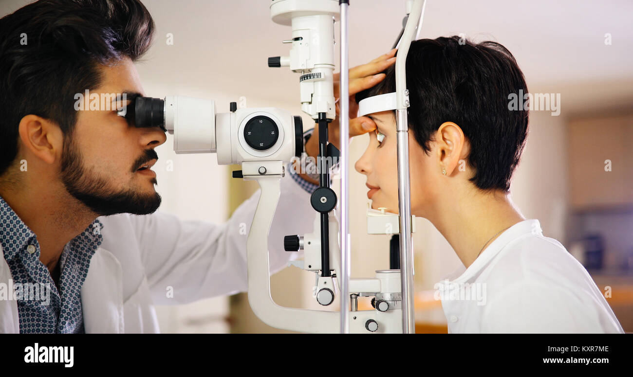 Patient ou client à la lampe à fente à l'optométriste ou l'opticien Banque D'Images