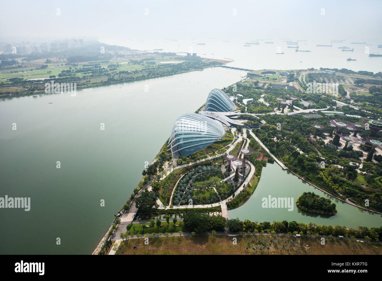 Singapour - le 18 octobre 2014 : Dôme de fleurs à Marina Bay Garden au coucher du soleil. Banque D'Images